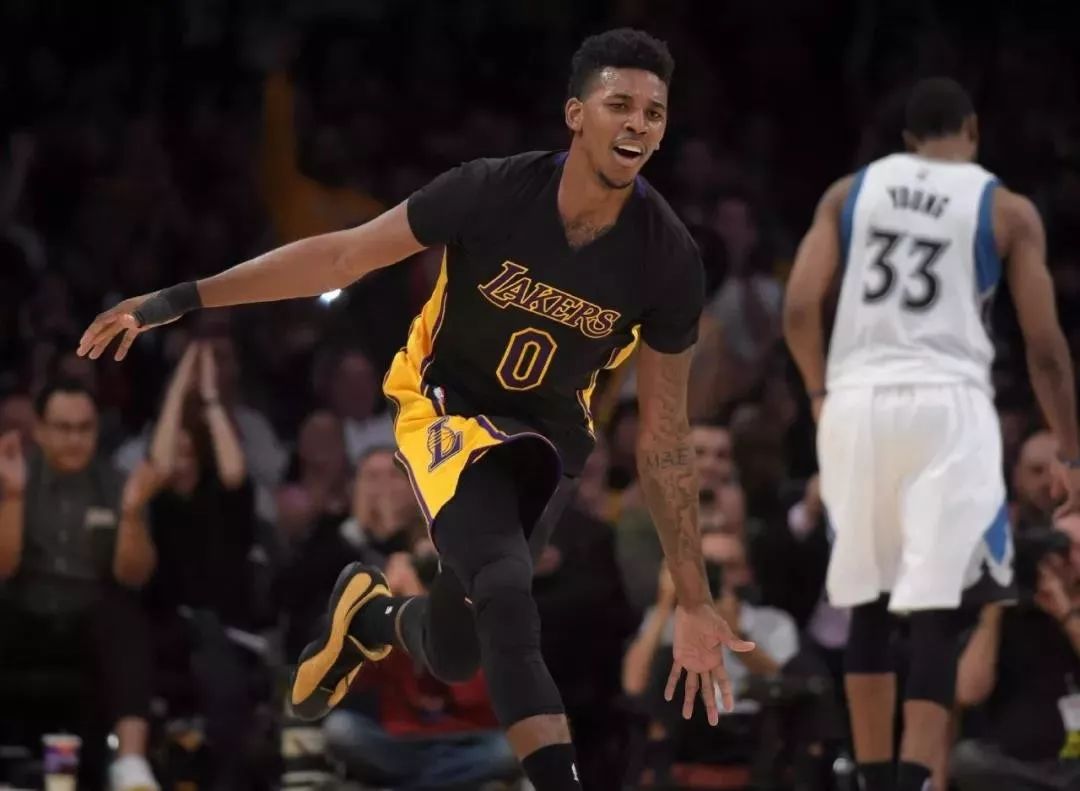 世体：巴萨全队向阿劳霍表达了支持，他已意识到染红的严重性（世体：巴萨众将力挺阿劳霍，他已认清红牌的严重性）