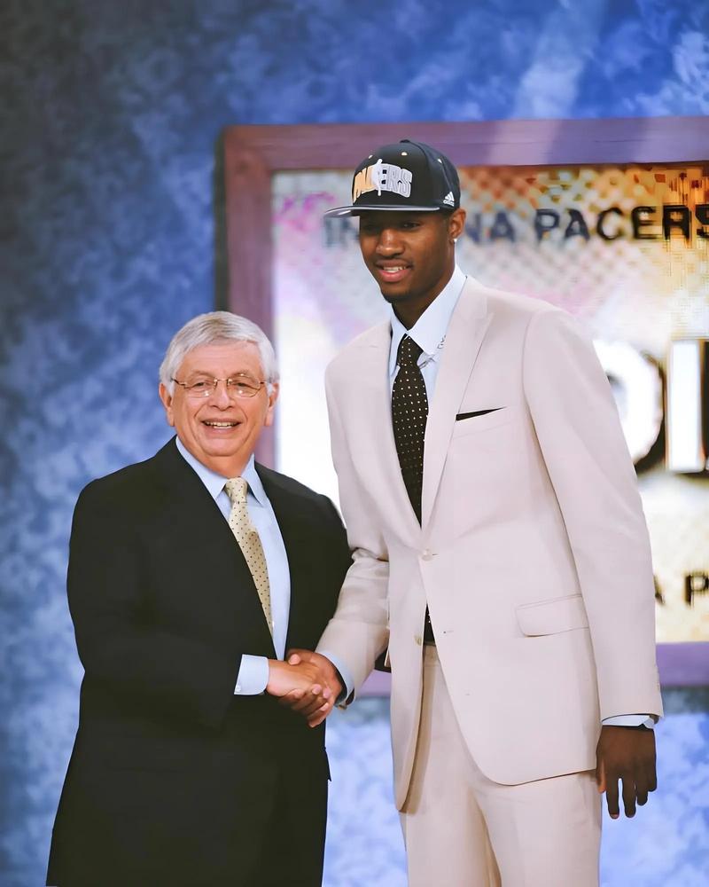 为何胡明轩投篮像“拧麻花”？ 胡明轩投篮因整体发力卡顿（胡明轩投篮像在拧麻花？症结是整体发力不连贯）