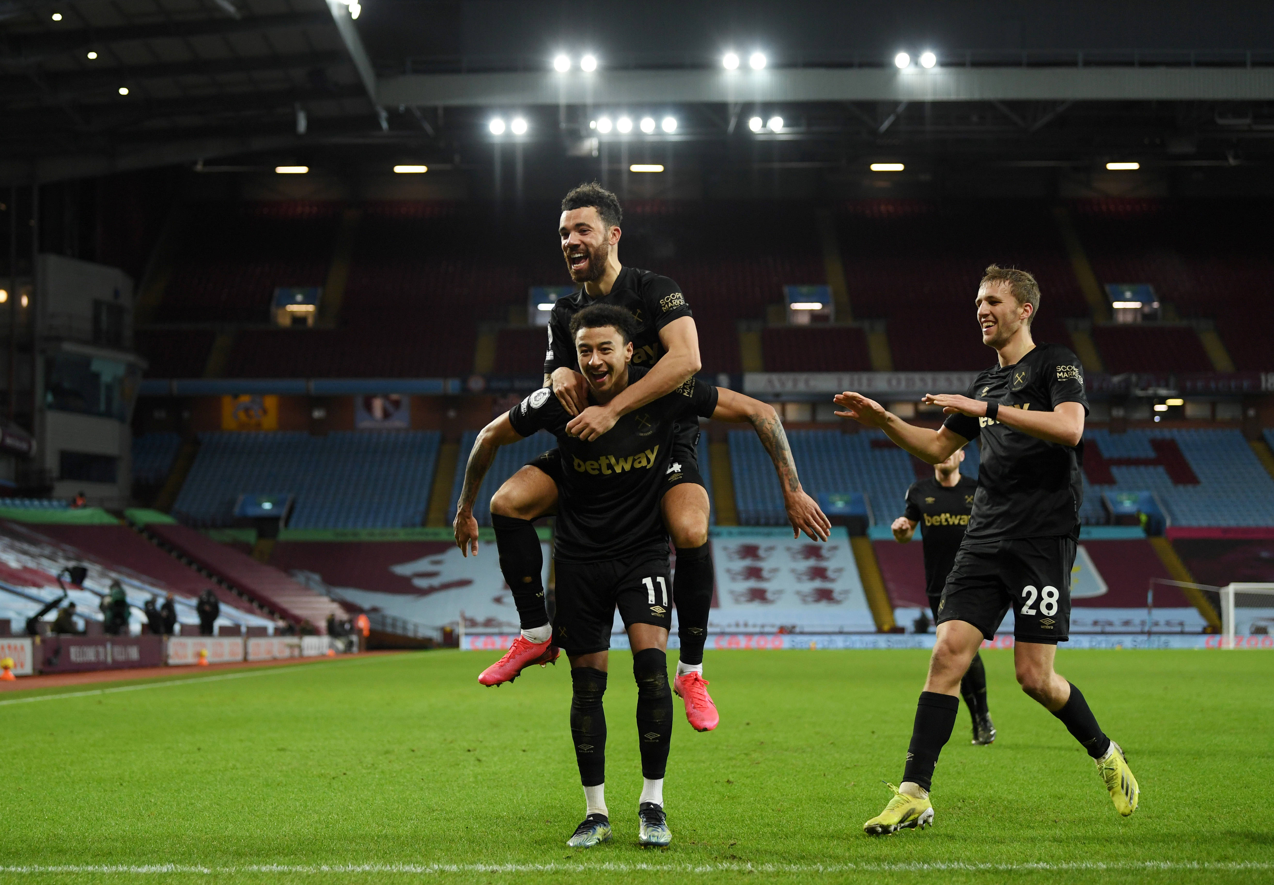 生猛！21岁小将替补梅开二度，后脚跟写意破门+戏耍裤袜（凶猛爆发！21岁新星替补双响，后脚跟潇洒破门+戏耍裤袜）