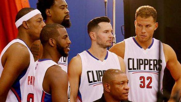 每体：卡萨多腹股沟有些刺痛，初步看来情况并不严重（每体：卡萨多腹股沟出现轻微刺痛，初步判断无大碍）