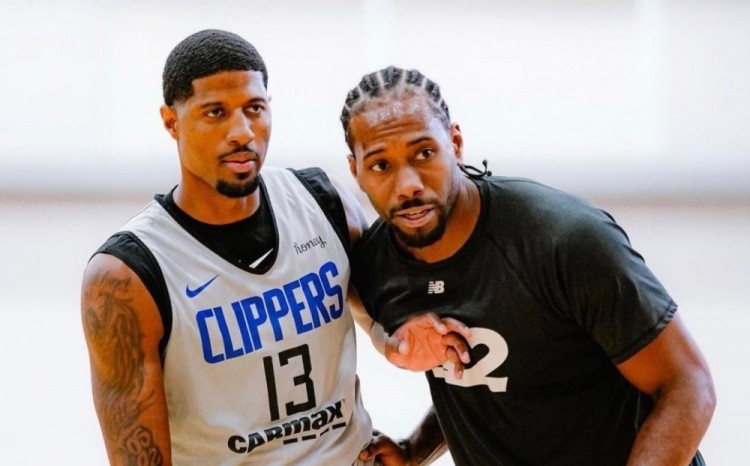 吉尔摩社媒晒照：手术成功，康复之路开始（吉尔摩社媒晒术后照：手术顺利，开启康复之旅）