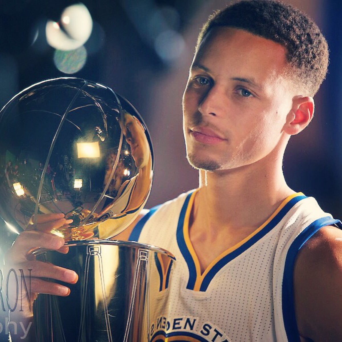 詹姆斯篮板抢断关键时刻锁定胜局（詹姆斯关键篮板与抢断终结悬念）