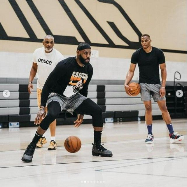 电讯报：曼联执意追求谢什科的做法显得有些奇怪（电讯报：曼联一味追逐谢什科的举动令人费解）