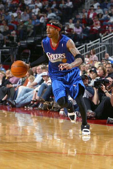 篮球湖人球迷为球队准备应援物（湖人球迷为主队筹备应援物资）