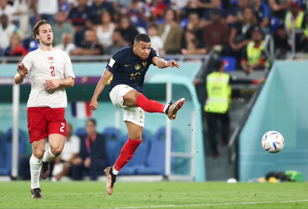 欧冠球员表现评析：C罗连续进球,（欧冠球员状态观察：C罗连场建功）