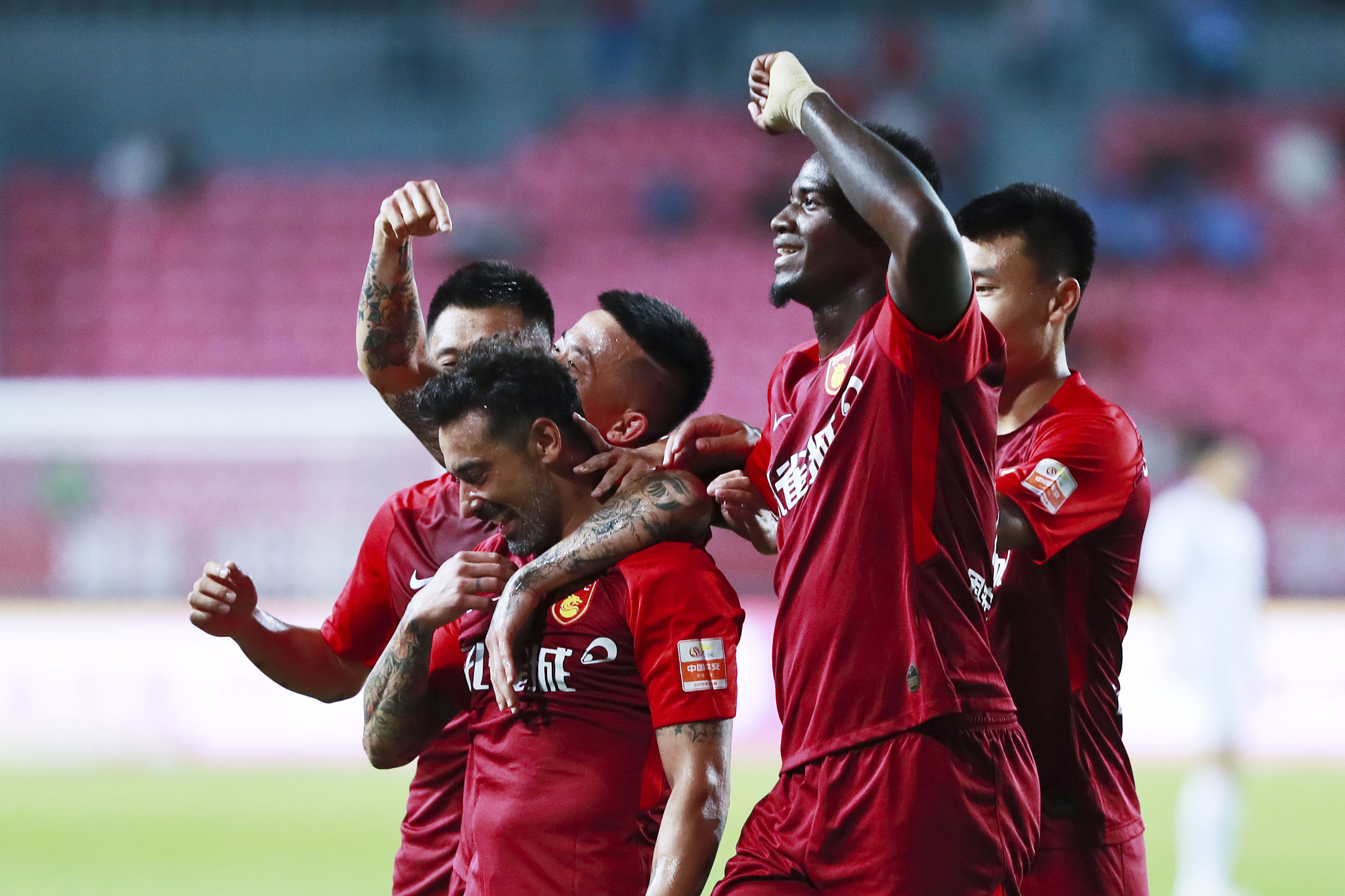 德容恩谈赢切尔西：他们是世俱杯冠军，但我们清楚该如何去踢（德容恩谈胜切尔西：对手是世俱杯冠军，我们清楚该如何应对）