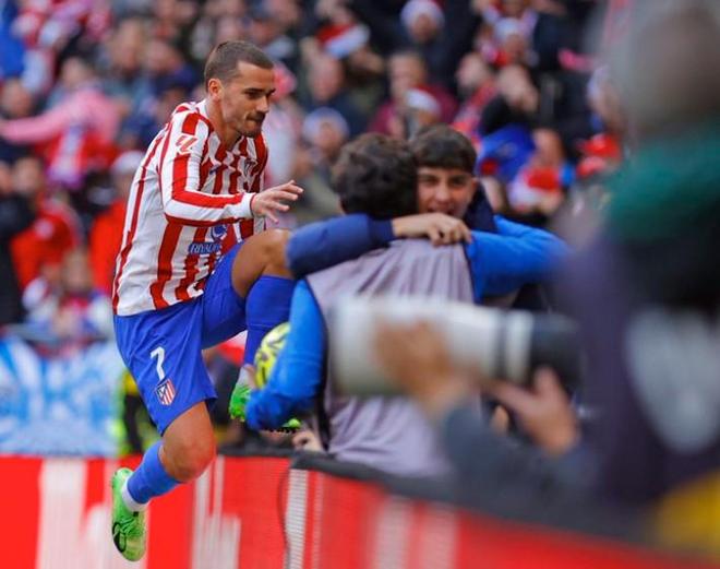 这雪有点大，欧冠赛前一名挪威记者在博德闪耀的球场边线处滑雪（大雪纷飞，欧冠赛前挪威记者在博德闪耀场边滑雪）