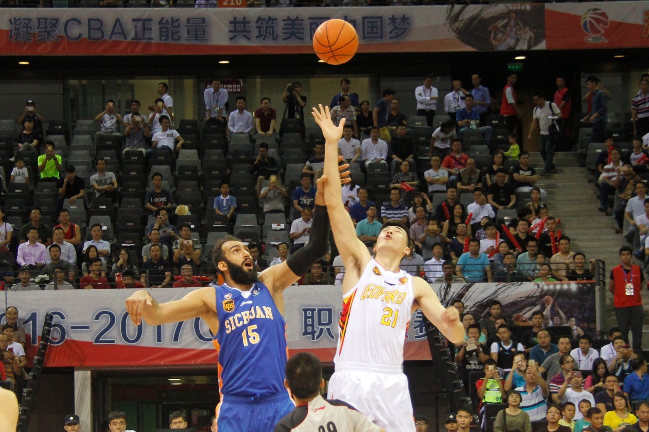 曼联客场4-1胜狼队，B费2射1传，取得3轮不败，积分追平切尔西，排名升至第六。（曼联客场4-1大胜狼队，B费双响+助攻，联赛三轮不败，积分追平切尔西升至第六位）