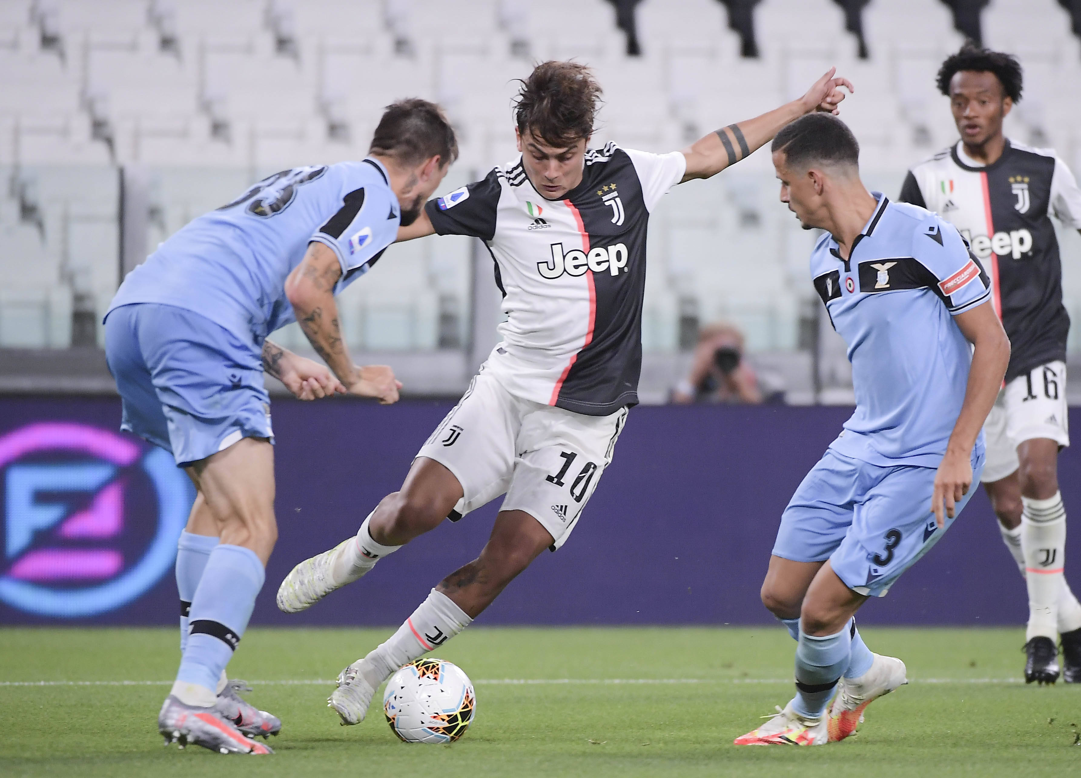 西甲-皇马3-0塞尔塔：巴萨很猛，龙哥干得也不差（西甲：皇马3-0完胜塞尔塔，巴萨来势汹汹，龙哥同样亮眼）