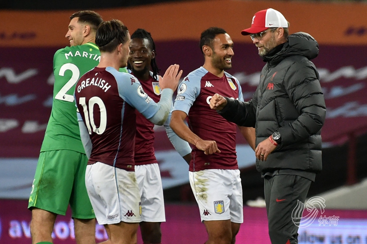 一位重病球迷被邀请看阿贾克斯的比赛，但因病情恶化未能实现（阿贾克斯邀重病球迷观赛，因病情加重遗憾未成行）