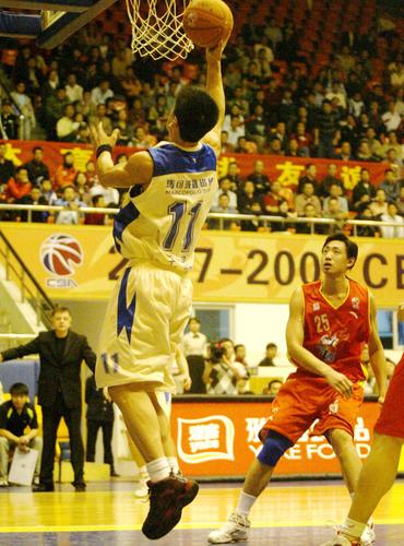 阿森纳为巴黎当红新援强势出击，利物浦加入争夺战引发激烈竞争（阿森纳强攻巴黎新星，利物浦入局争抢战火升级）