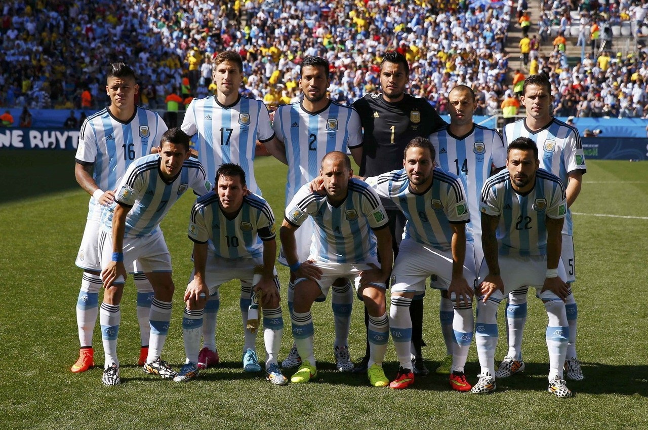 曼晚：曼联决定让莱昂先在青训梯队效力，以适应英格兰足球（曼晚：为适应英格兰足坛，曼联将安排莱昂先随青训队磨炼）